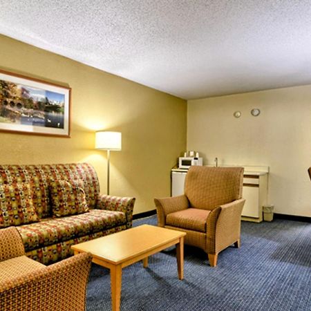 Katahdin Inn & Suites Millinocket Exterior foto