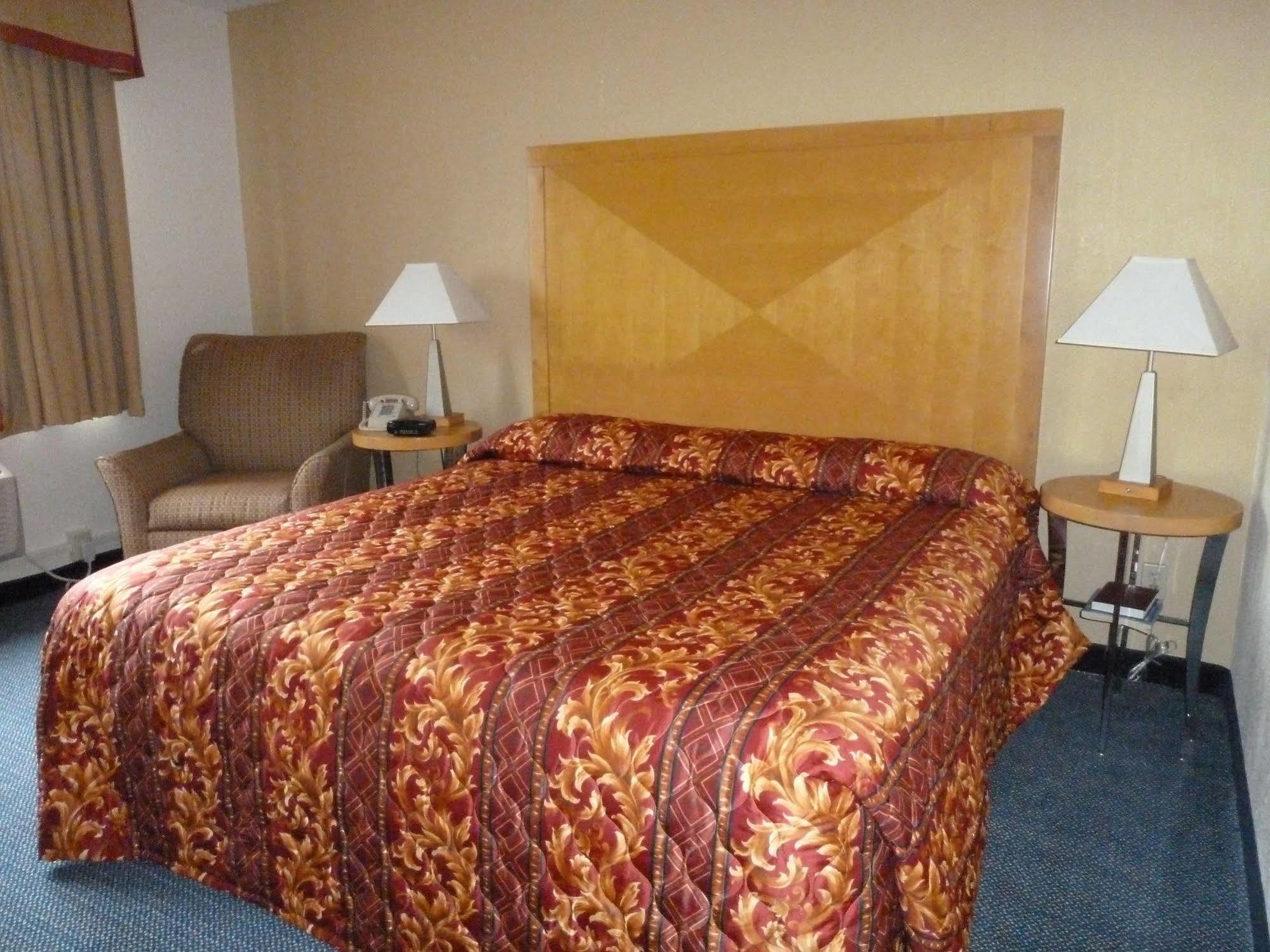 Katahdin Inn & Suites Millinocket Exterior foto